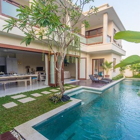 Villa Tepi Sungai Легиан Номер фото